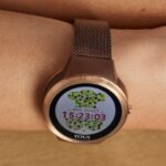 Reloj smartwatch Rond Connect de acero IP rosado con correa mesh - Imagen 5