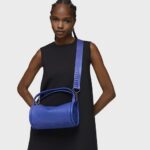 Bolso Duffle pequeño de piel azul eléctrico TOUS Miranda - Imagen 4