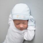 Conjunto de bebé gorro y manoplas liso celeste - Imagen 3