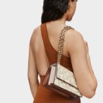 Bandolera pequeña solapa beige Kaos Icon - Imagen 6