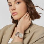 Reloj analógico Tender Bear de acero IP bicolor rosado con relieve de osos - Imagen 4