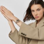 Reloj analógico Tender Bear de acero IP bicolor rosado con relieve de osos - Imagen 5