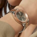 Reloj analógico Tender Bear de acero IP bicolor rosado con relieve de osos - Imagen 6