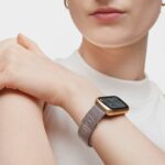 Reloj smartwatch con brazalete de acero y caja de aluminio en color IPG dorado TOUS T-Band Mesh - Imagen 5