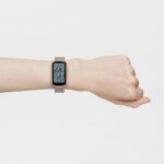 Reloj smartwatch con brazalete de acero y caja de aluminio en color IPG dorado TOUS T-Band Mesh - Imagen 6