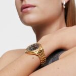Reloj analógico con brazalete de acero IPG dorado y esfera negra TOUS Now - Imagen 4