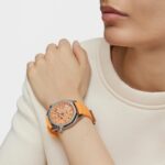 Reloj gmt automático con correa de silicona color salmón, caja de acero y esfera de nácar TOUS Now - Imagen 5