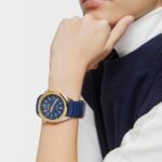 Reloj gmt automático con correa de silicona azul marino, caja de acero IPG dorado y esfera de nácar TOUS Now - Imagen 5