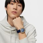 Reloj gmt automático con correa de silicona azul marino, caja de acero IPG dorado y esfera de nácar TOUS Now - Imagen 6