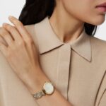 Reloj analógico Icon Charms de acero IP dorado con nácar - Imagen 4