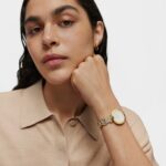Reloj analógico Icon Charms de acero IP dorado con nácar - Imagen 5