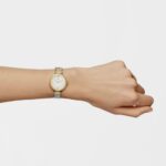 Reloj analógico Icon Charms de acero IP dorado con nácar - Imagen 6