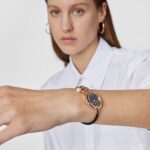 Reloj analógico Hold de acero IP rosado con correa de acero IP negro - Imagen 4