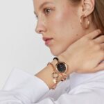 Reloj analógico Hold de acero IP rosado con correa de acero IP negro - Imagen 6