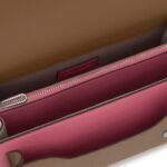 Bandolera mediana rosa y tierra Audree Saffiano - Imagen 3