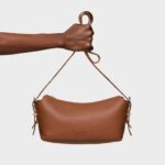 Bandolera pequeña de piel camel TOUS Buckles - Imagen 5