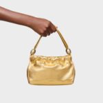 Bandolera pequeña de piel dorada TOUS Gloss - Imagen 7