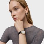 Reloj analógico de acero IPG dorado con correa de piel negra Heritage - Imagen 4