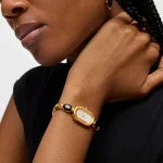 Reloj analógico con brazalete de acero IPG dorado y onix TOUS Color - Imagen 4