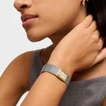 Reloj analógico con brazalete de malla milanesa de acero y acero dorado Mini Mesh - Imagen 3