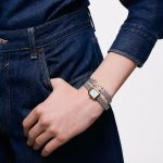 Reloj analógico con brazalete de acero con motivo, acero dorado y esfera de nácar ICON TIME EMBRACED - Imagen 4