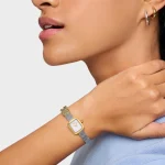 Reloj analógico con brazalete de acero con motivo, acero dorado y esfera de nácar ICON TIME CHARMS - Imagen 3